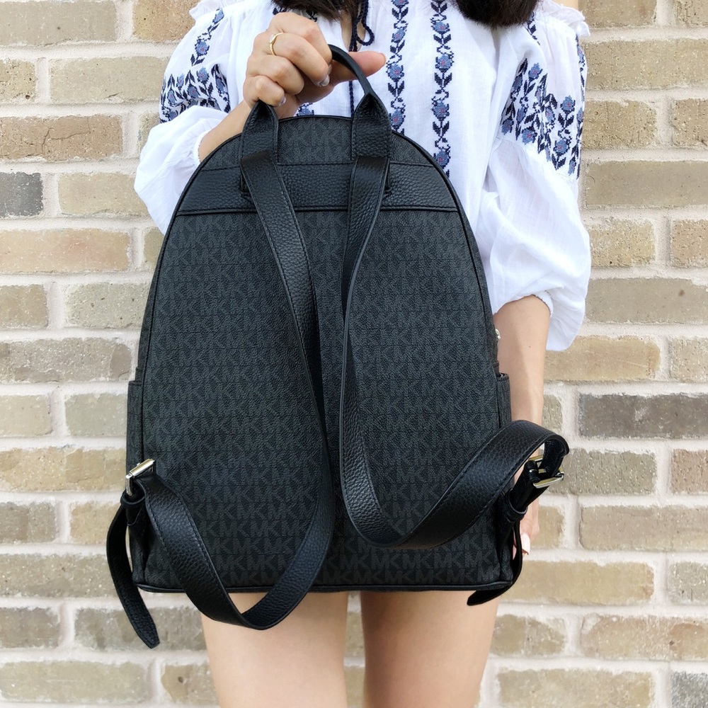 👜💕- Michael Kors Large Backpack ‼️SALE‼️‼️ - Picture 5 of 7
